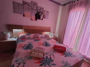 Estupendo Apartamento Gaudia房間的床