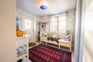 ルレオにあるLuleå Village Cabinのベビーベッドと窓が備わる子供部屋です。