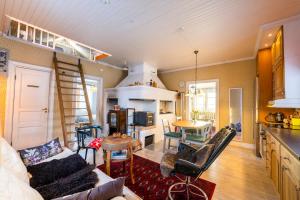 ルレオにあるLuleå Village Cabinのソファとキッチンのあるリビングルーム