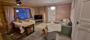 a small living room with a couch and a table at Välituvan lomamökit in Hiukkajoki