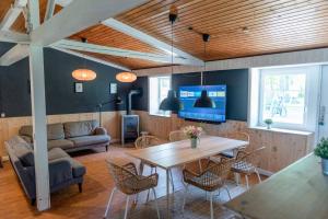 a living room with a table and a couch at Mehrfamilienhaus auf Fehmarn 800m zum Strand in Fehmarn