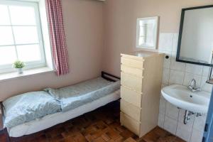 Baño pequeño con cama y lavabo en Mehrfamilienhaus auf Fehmarn 800m zum Strand, en Fehmarn