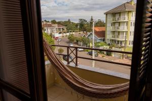un'amaca su un balcone con una strada della città di Condomínio Familiar - Aptos Novos e Completos a Nova Petrópolis