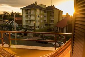 einen Balkon mit Blick auf ein Apartmenthaus in der Unterkunft Condomínio Familiar - Aptos Novos e Completos in Nova Petrópolis