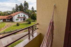 una hamaca colgada en el balcón de una casa en Condomínio Familiar - Aptos Novos e Completos, en Nova Petrópolis