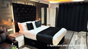 Serenity Apartments Bradford客房内的一张或多张床位