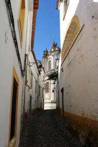 um beco numa cidade velha com um edifício em Casa da Freiria em Évora