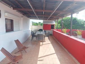 Balcon ou terrasse dans l'établissement Playa Hermosa a 30mts del mar con 3 dormitorios