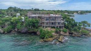 una casa en una isla en el agua en CasaCoral Hotel, en Puerto Limón