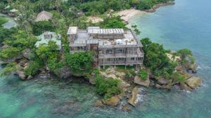 una vista aérea de una casa en una isla en el agua en CasaCoral Hotel, en Puerto Limón