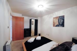 Postel nebo postele na pokoji v ubytování Beautiful 2 Bed City Centre Apartment by Greenstay Serviced Accommodation - Secure Parking With Fast Wi-Fi, Sleeps 4 - Perfect For Contractors, Business Travellers, Couples & Families - Long Stays Welcome