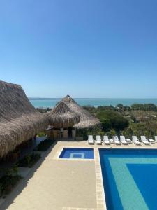 Hotel Bahia Rada内部或周边的泳池