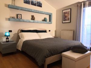 een slaapkamer met een zwart-wit bed en een raam bij Hakuna Matata B&B in Pescara