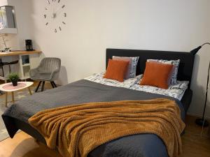 ein Schlafzimmer mit einem großen Bett mit orangefarbenen Kissen in der Unterkunft StarHomes in Oulu