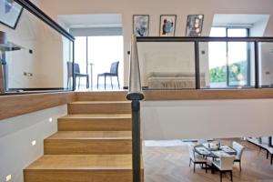uma escada numa casa com uma sala de jantar em 37GS Residences em Londres