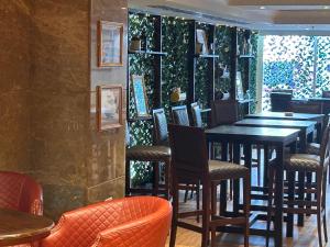 Area soggiorno di Ramada by Wyndham Doha Old Town
