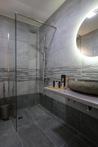 y baño con ducha acristalada y lavamanos. en Aloni Ekies, en Kardhamili