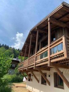 un bâtiment avec un balcon sur le côté dans l'établissement CHALET UTOPIA, à Saint-Gervais-les-Bains