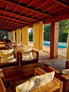 - un pavillon avec des chaises et des oreillers sur la terrasse dans l'établissement Quinta do Chao D'Ordem, à Vila Nova de Foz Coa