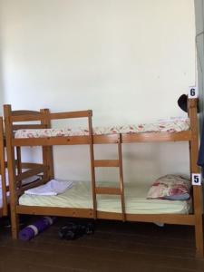 un par de literas en una habitación en Salvador Surf Hostel, en Salvador