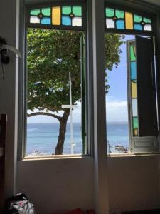 una ventana abierta con vistas al océano en Salvador Surf Hostel, en Salvador