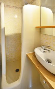 uma casa de banho com um lavatório e um chuveiro em Sea Breeze Mykonos em Panormos Mykonos
