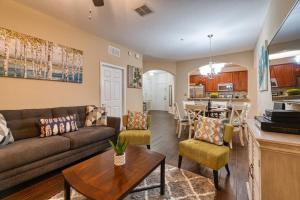 sala de estar con sofá y mesa en Deluxe 3 Bedroom Apartment 404 en Orlando
