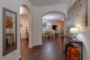 un soggiorno con corridoio e una sala da pranzo di Deluxe 3 Bedroom Apartment 404 a Orlando