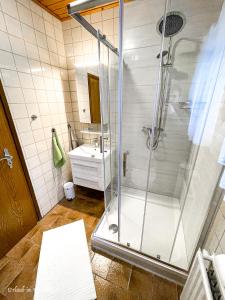 Ένα μπάνιο στο Ferienwohnung Kellerwald