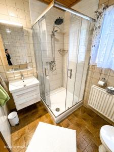 Ένα μπάνιο στο Ferienwohnung Kellerwald
