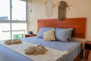 een slaapkamer met een blauw bed met 2 handdoeken erop bij Gama 09 Apartments in Tulum