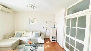 Noemi Apartment في زادار: غرفة معيشة مع أريكة وطاولة زجاجية