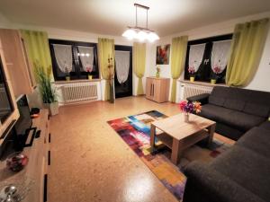 sala de estar con sofá y mesa en Ferien bei Fuchs, en Stein