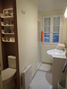 uma casa de banho com um WC e um lavatório em Maison Saloine em Saintes