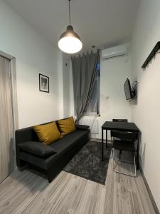 布達佩斯的住宿－Dolce Vita Budapest，客厅配有黑色沙发和桌子