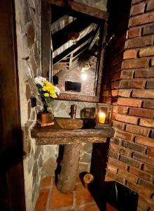 La salle de bains en pierre est pourvue d'un lavabo dans un mur en briques. dans l'établissement El Agrado Restaurante Cabañas, à Líbano