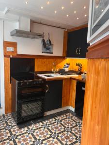 Harbour View Ground Floor Flat with Private Parking, only 5 Mins walk to harbour的厨房或小厨房