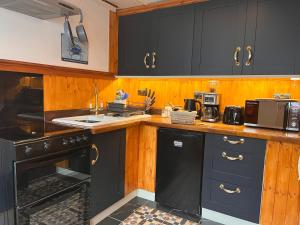 Harbour View Ground Floor Flat with Private Parking, only 5 Mins walk to harbour的厨房或小厨房