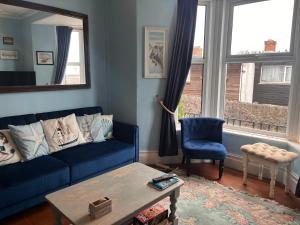 Harbour View Ground Floor Flat with Private Parking, only 5 Mins walk to harbour的休息区