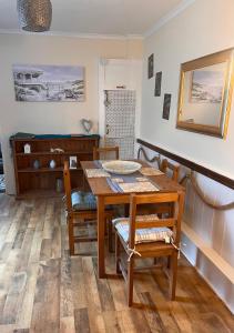 Harbour View Ground Floor Flat with Private Parking, only 5 Mins walk to harbour的休息区
