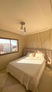 Schlafzimmer mit einem weißen Bett und einem Fenster in der Unterkunft Most Beautiful Apartment in Safi in Safi