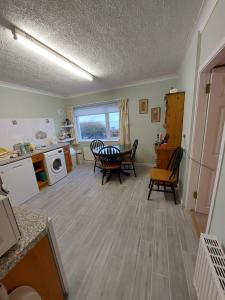 - une cuisine et une salle à manger avec une table et des chaises dans l'établissement Seaview Cottage Dugort Achill Island, à Doogort