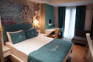 une chambre d'hôtel avec un lit et une chaise dans l'établissement Royal Galata Hotel, à Istanbul