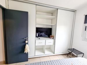 1 dormitorio con puerta negra y TV en Departamentos salta en Salta