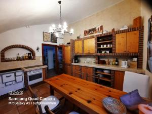 cocina con armarios de madera y mesa de madera en Landhaus Just, en Maria Elend
