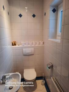ein kleines Badezimmer mit Toilette und Fenster in der Unterkunft Landhaus Just in Maria Elend + 28 Fotos