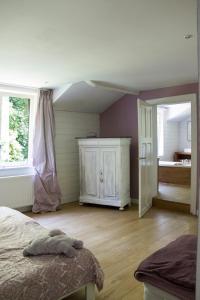 1 dormitorio con 1 cama y vestidor en Villa Carpay, en Louveigné