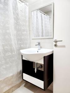 ein Bad mit einem Waschbecken und einem Spiegel in der Unterkunft Dptos amoblados NQN - Excelente ubicacion- ZONA CENTRO in Neuquén