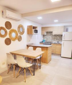 A kitchen or kitchenette at Dptos amoblados NQN - Excelente ubicacion- ZONA CENTRO