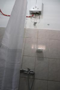 W łazience znajduje się prysznic. w obiekcie HW. Hubers Hotel, Bar & Resto w mieście Laguboti